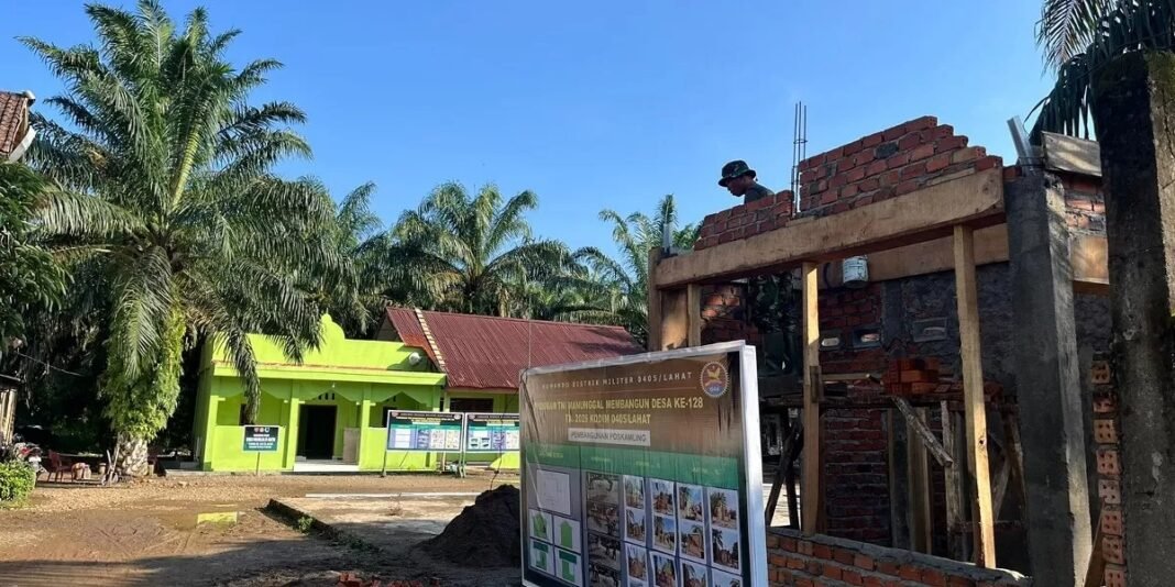 Satgas TMMD 128 Lanjutkan Pemasangan Batu Bata Poskamling