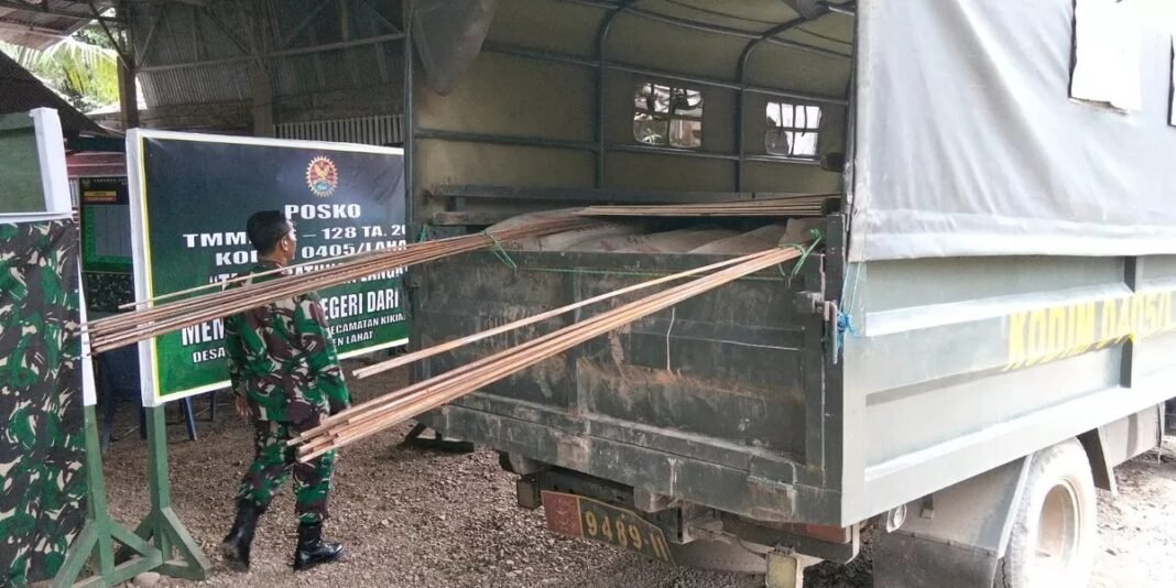 Bersama Masyarakat, Satgas TMMD 128 Menurunkan Material