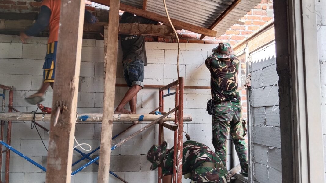 TNI dan Masyarakat Slempit Bergerak Bersama Renovasi Rumah Layak Huni