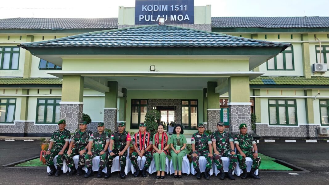 Penanaman Pohon Sukun oleh Brigjen TNI Raffles Manurung di Makodim Pulau Moa