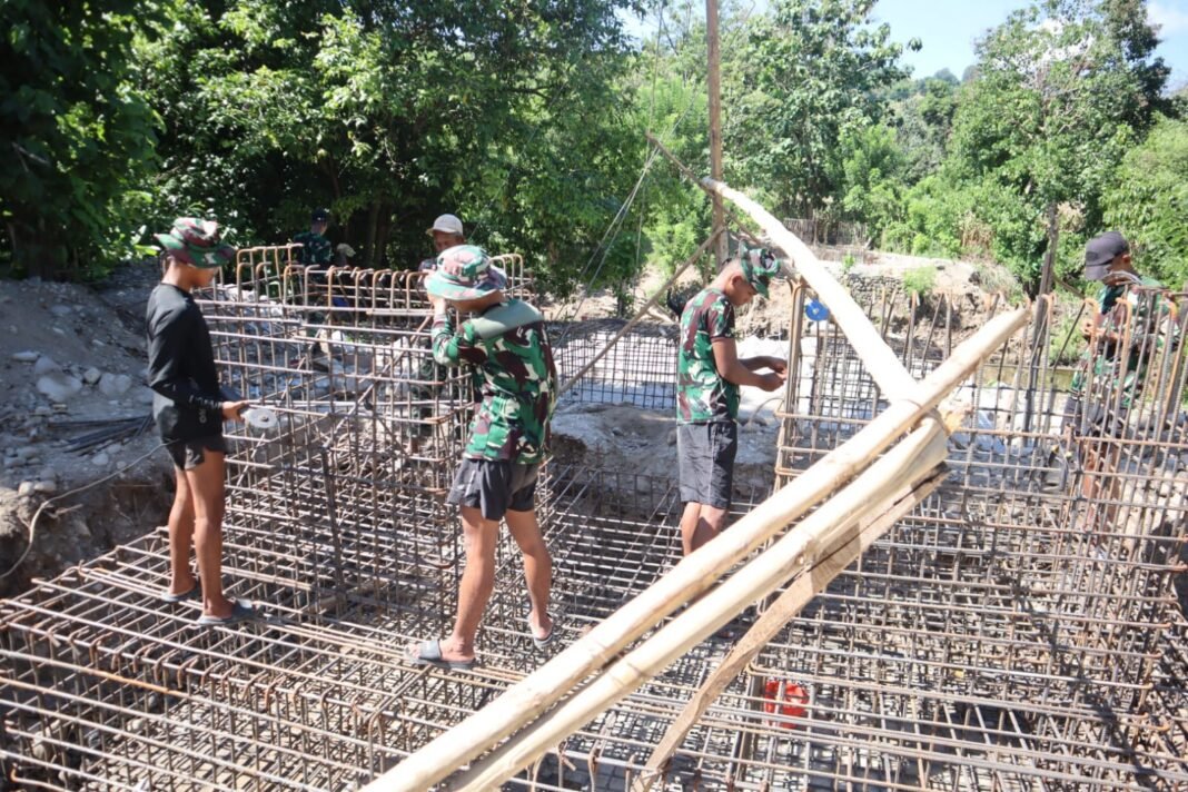 Pembangunan Jembatan Gantung, TNI Tunjukkan Kepedulian terhadap Masyarakat