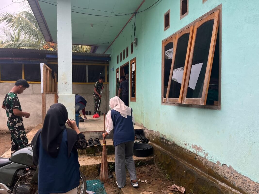 Aksi Bersih-Bersih di Lingkungan Posko TMMD, Sinergi Satgas dan UNIB
