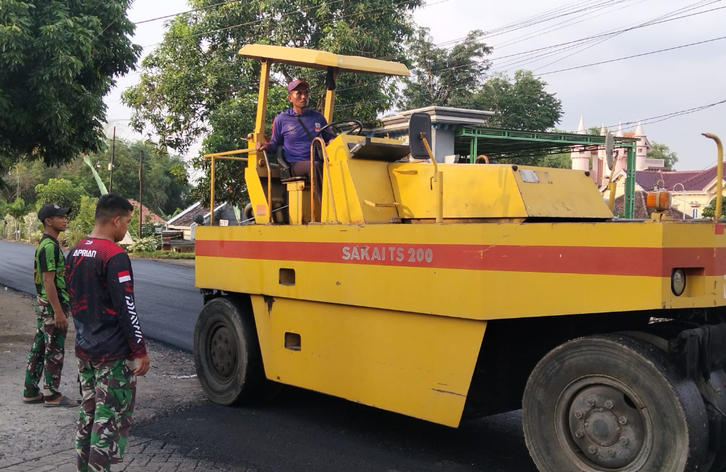 Sukses Pengaspalan Jalan di Gresik: TNI dan Warga Bersatu