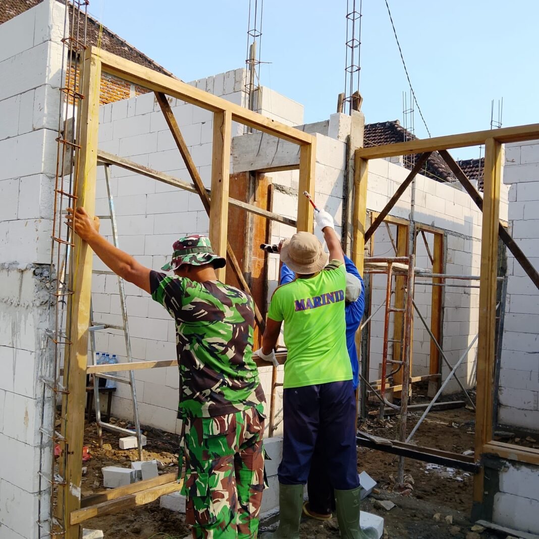 Kebersamaan TNI dan warga dalam Pembangunan Rumah Ibu Sri Cendani
