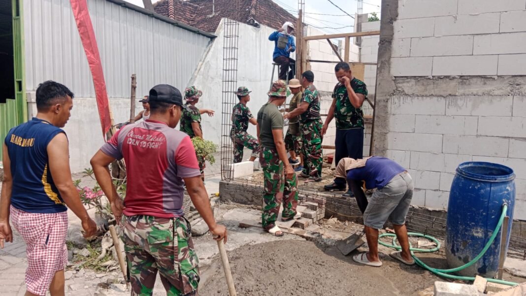 Kemanunggalan TNI dan Rakyat dalam Renovasi di Gresik
