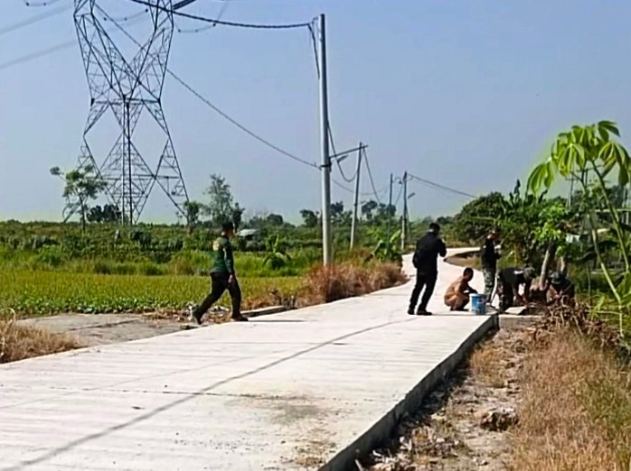 Kerja Sama TNI dan Masyarakat Lewat Pembangunan Jalan di Gresik