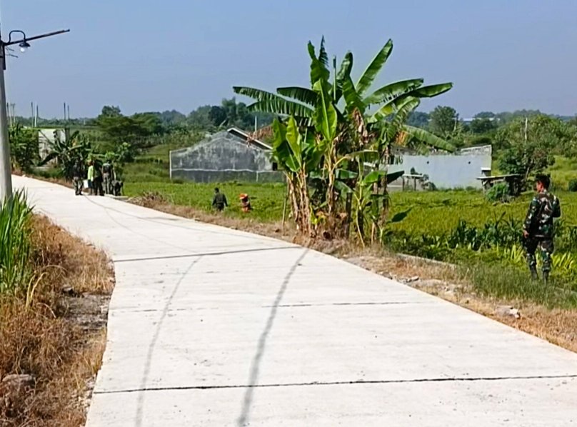 Kemanunggalan TNI dan Masyarakat: Jalan Cor Beton di Kedamean