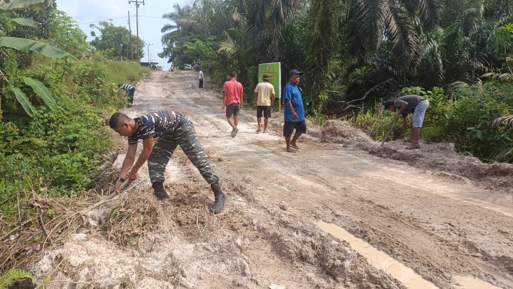 Penanganan Jalan Becek oleh Satgas TMMD Usai Hujan