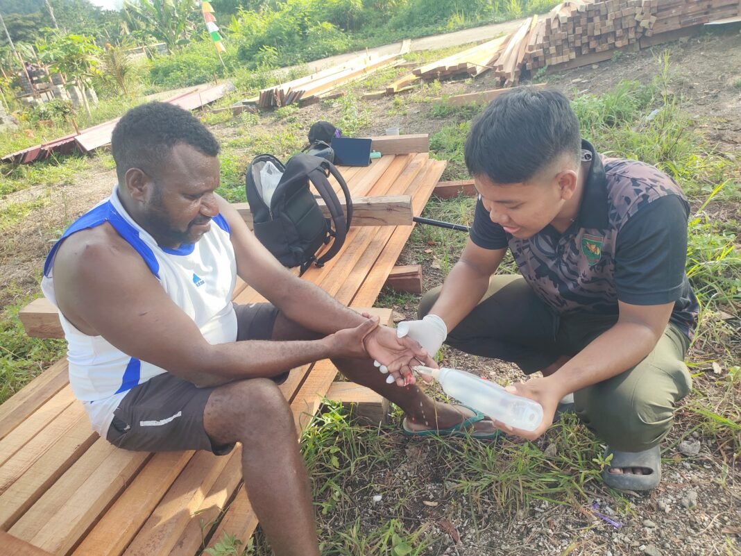 Kesigapan Satgas TMMD Ke-128 Kodim 1801/Manokwari Dalam Menangani Luka Parang