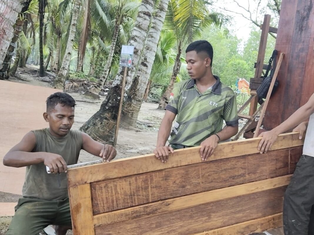 Pemasangan Pintu MCK Umum Rampung di Kampung Keakwa oleh Tim TMMD