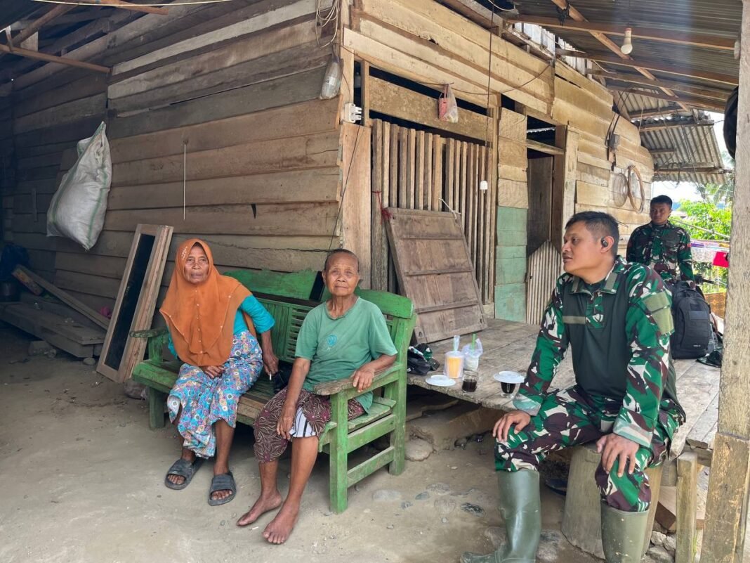 Dansatgas TMMD Ajak Warga Berbincang di Tengah Peninjauan