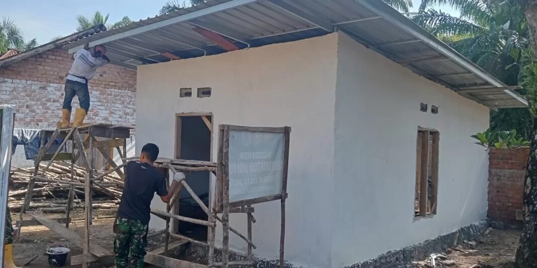 Kegiatan Satgas TMMD 128: Pemasangan Atap RTLH 1 Di Lahat