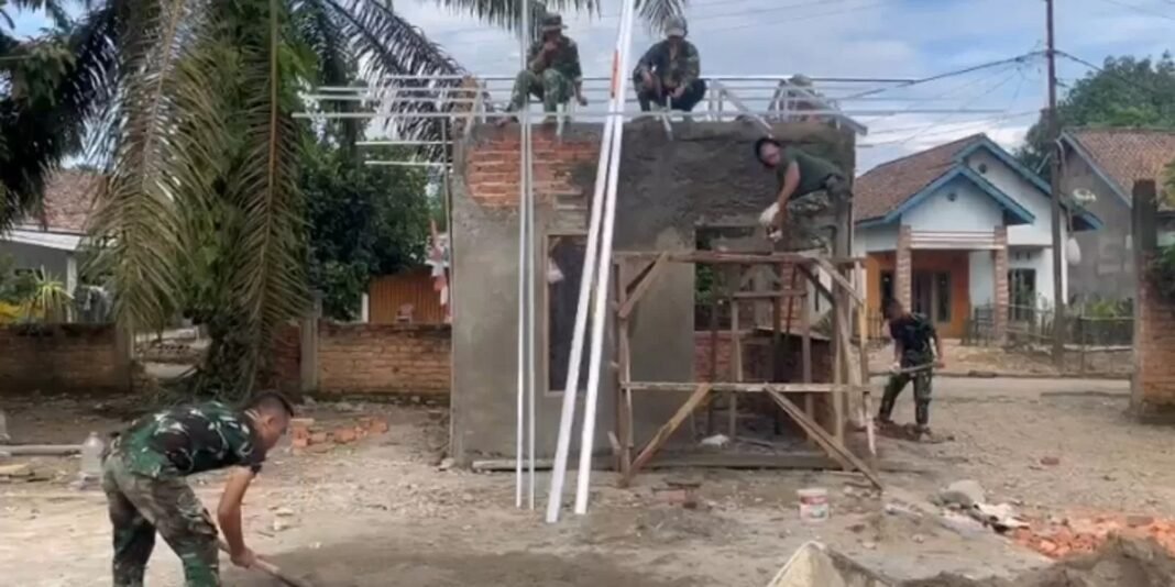 Kerangka Atap Poskamling Mulai Dipasang Satgas TMMD