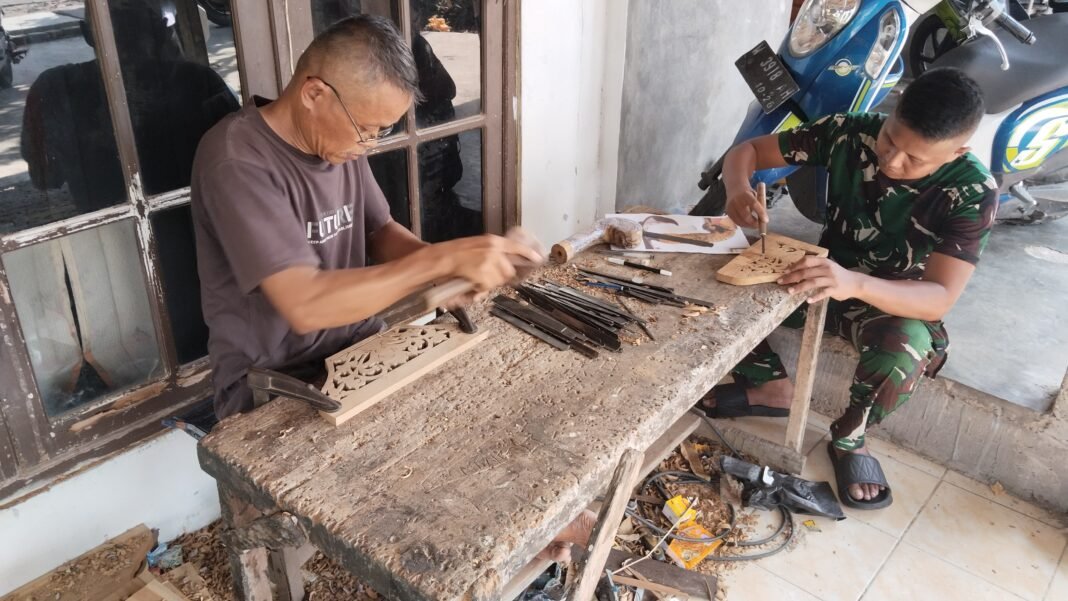 Kebersamaan dalam Kegiatan TMMD, Pelajaran Berharga dari Pengrajin Desa