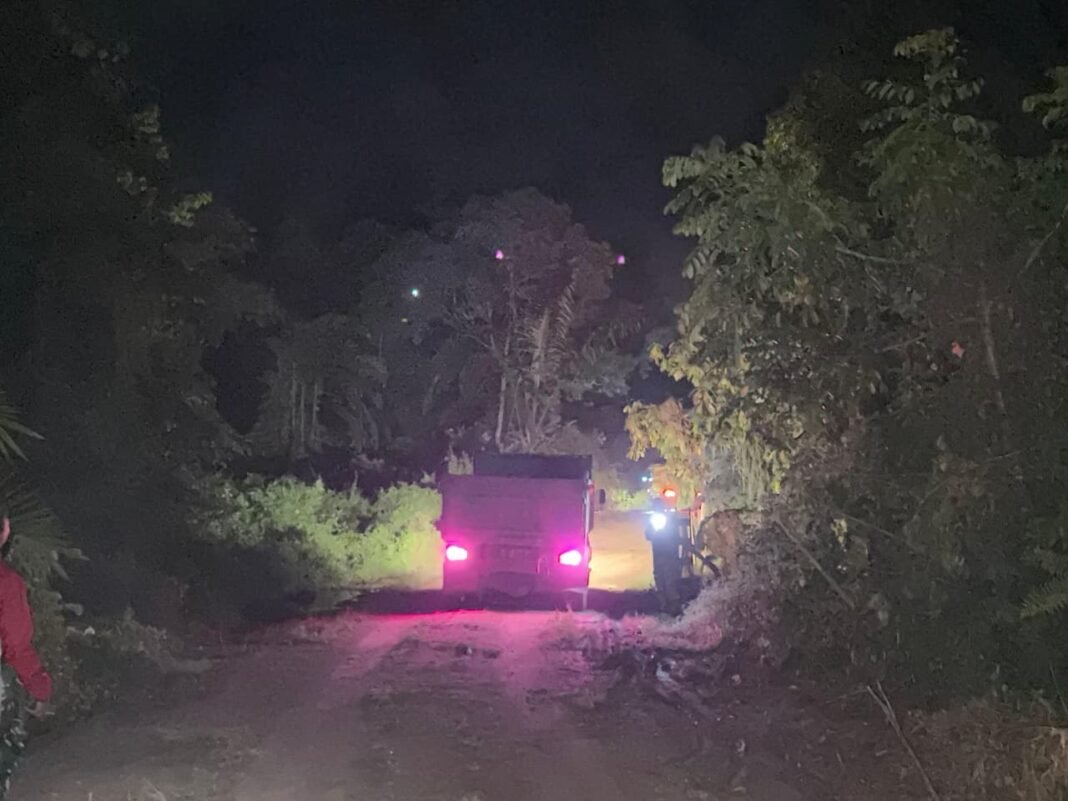Personel TNI TMMD Ke-128 Kerja Keras Pembangunan Jalan Desa Amolame di Malam Hari