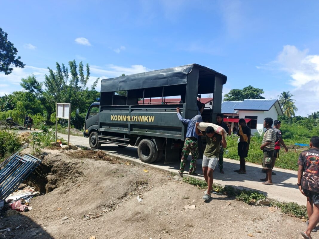 Kegiatan Pembongkaran Semen oleh Warga dan Satgas TMMD