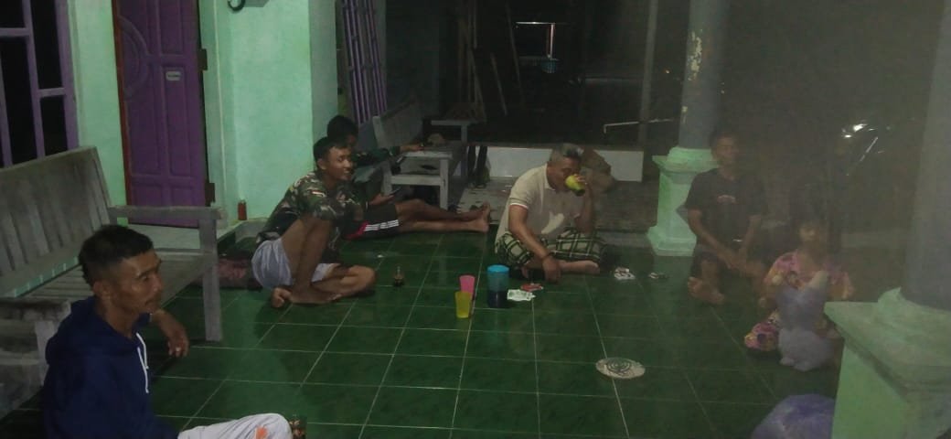 Hangatnya Suasana TMMD, TNI dan Warga Ngopi Bersama