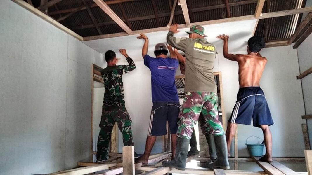 Satgas TMMD Kebut Pemasangan Plafon RTLH di Desa Sungai Hijau