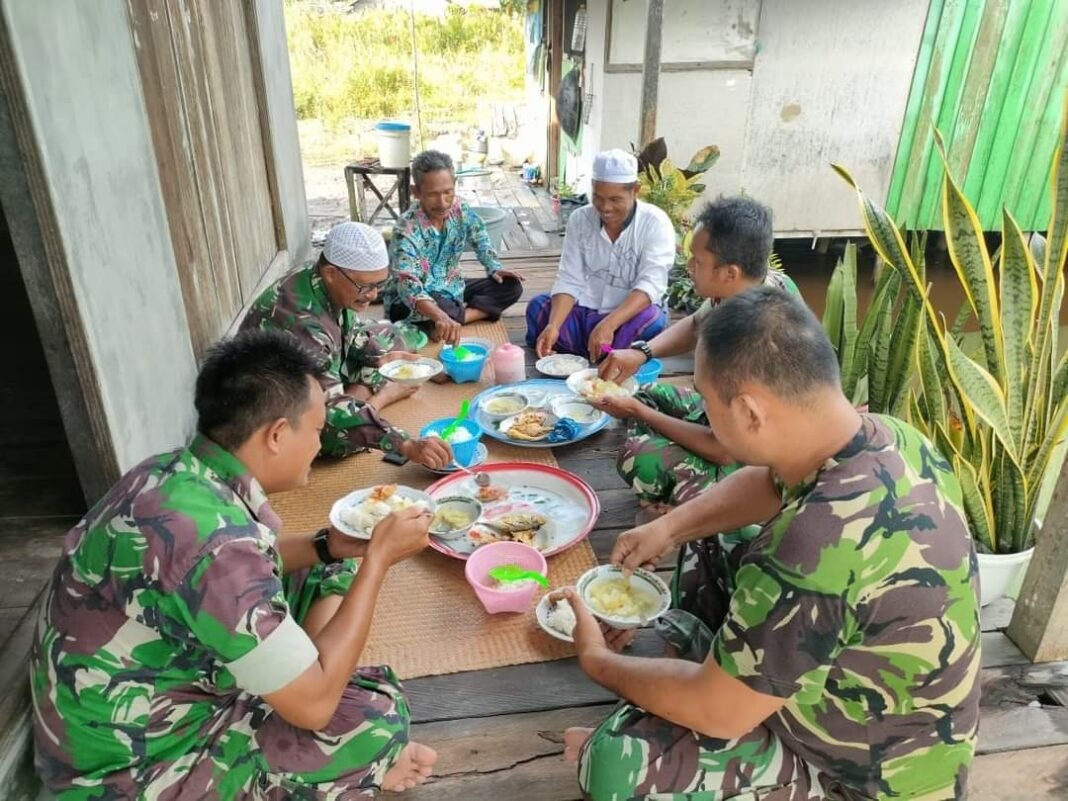 Kegiatan Makan Siang Satgas TMMD di Rumah Singgah Desa Sungai Hijau