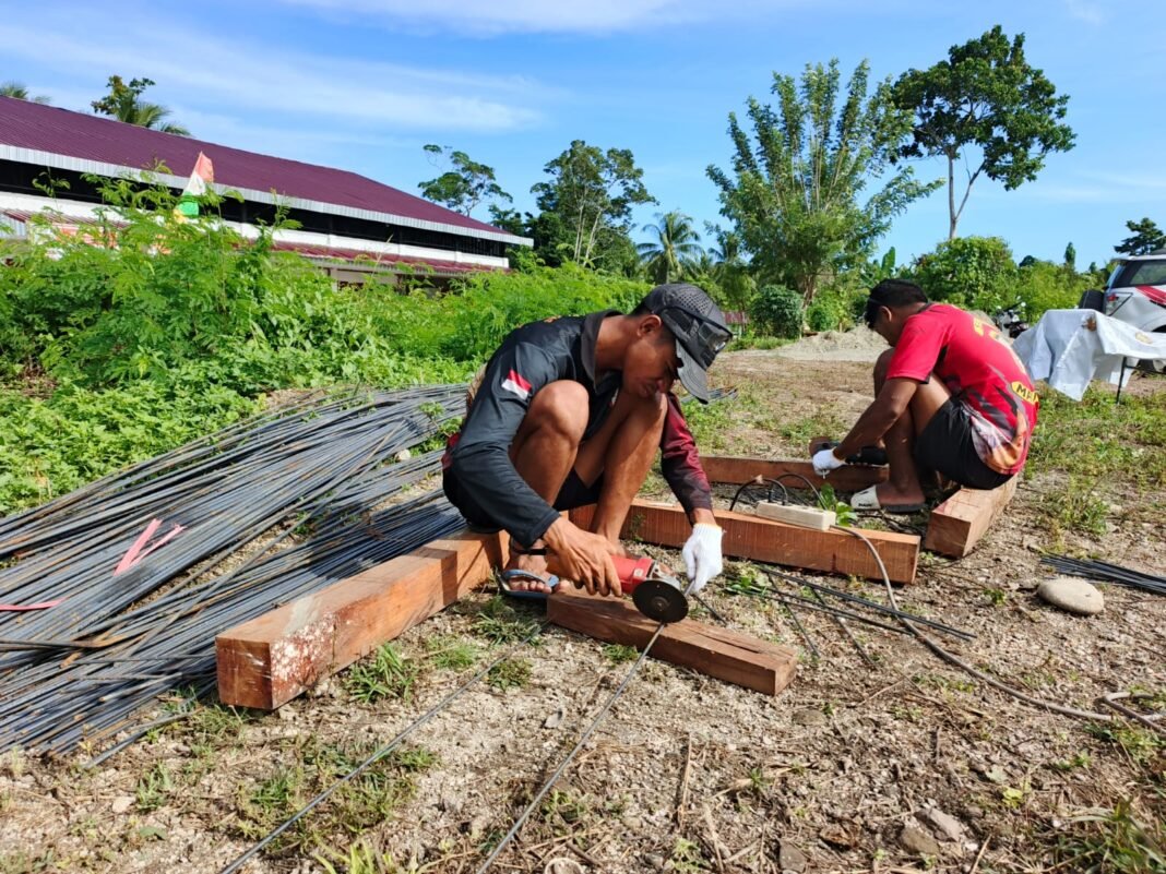 Kegiatan Pemotongan Besi untuk Pagar Gereja dalam TMMD Ke-128