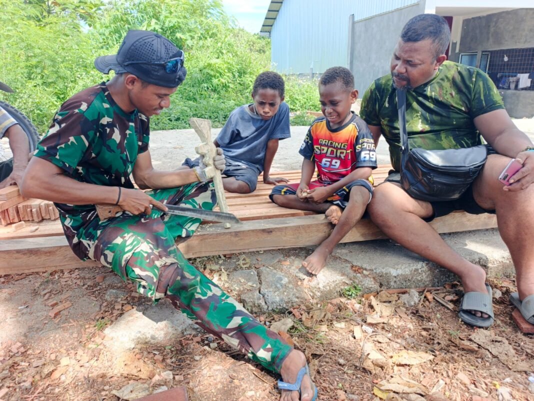 Kegiatan Positif Satgas TMMD Ke-128: Mainan Kayu untuk Anak Kampung