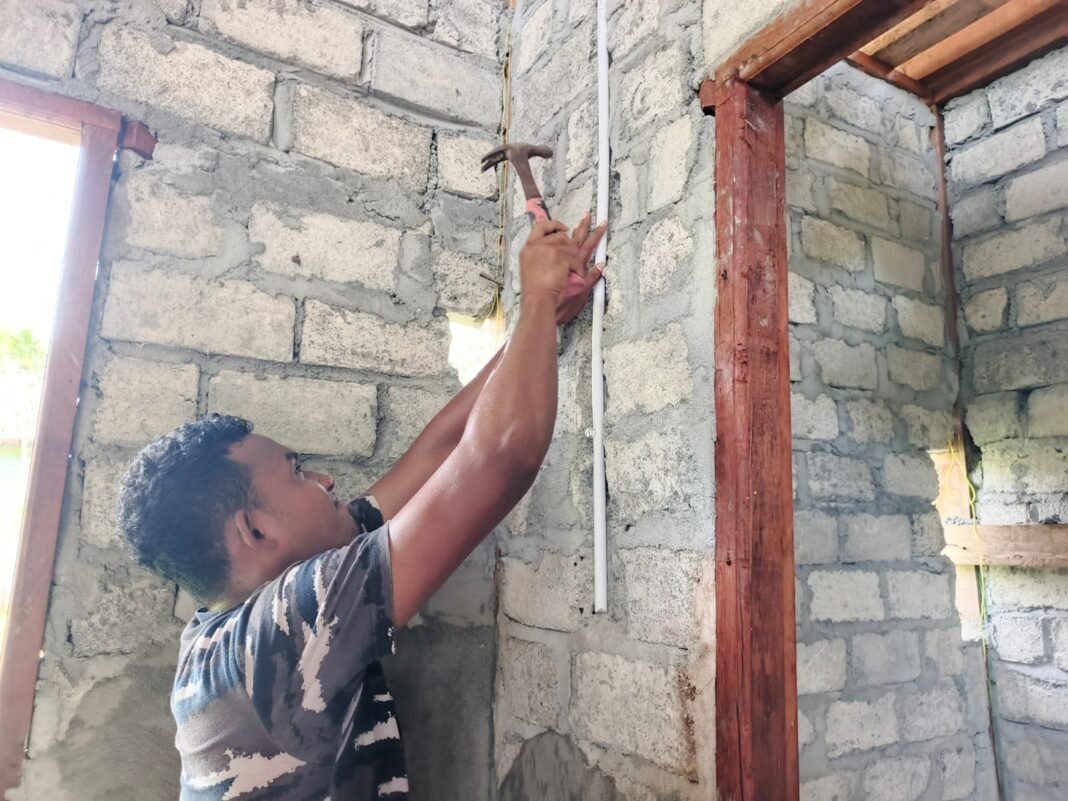 Satgas TMMD Ke-128 Pasang Pipa Kabel Listrik RTLH Demi Keamanan