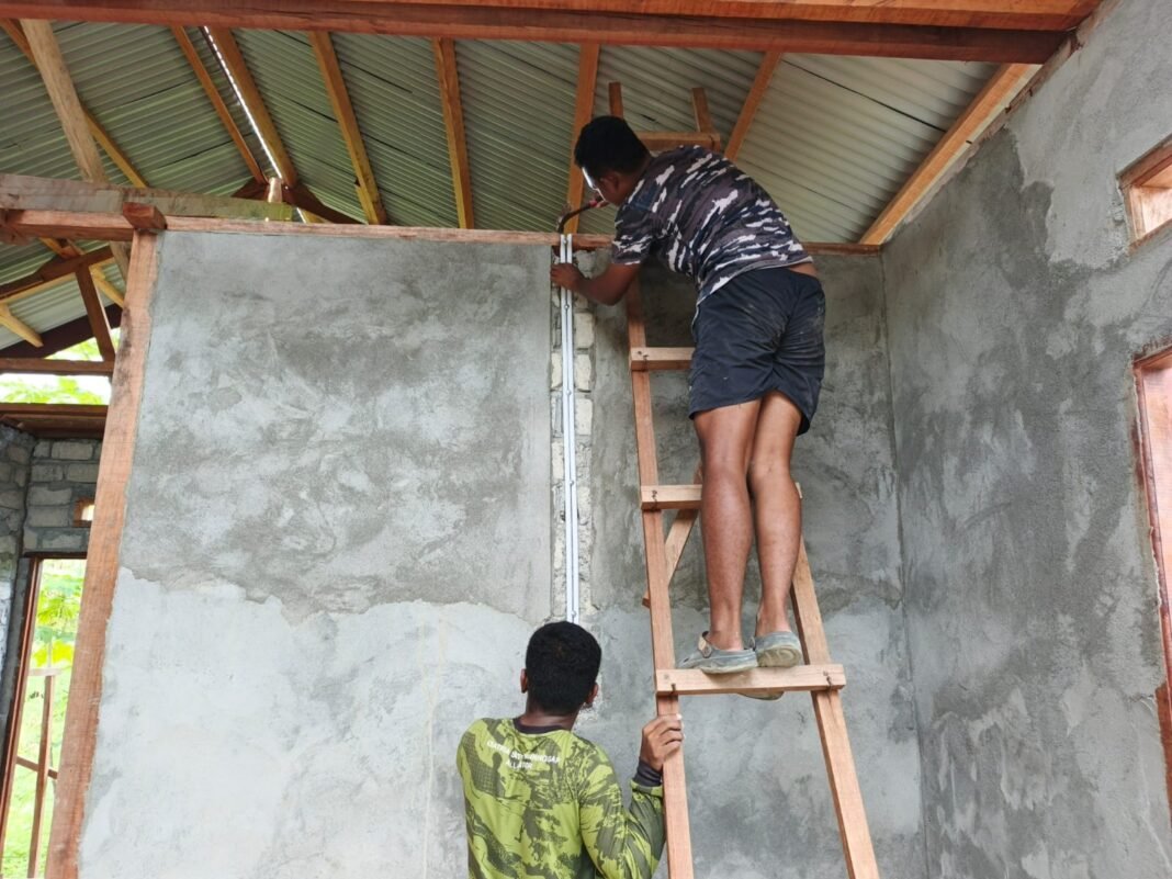Kemampuan Satgas TMMD Terlihat dalam Pengerjaan Instalasi Listrik RTLH