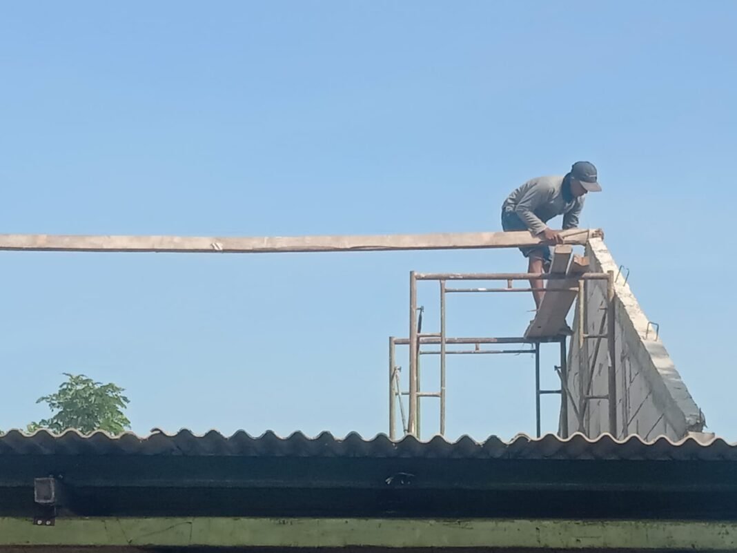 Gotong Royong TNI dan Warga: Proyek Rumah Bapak Sumaun di Slempit Sukses Dilaksanakan