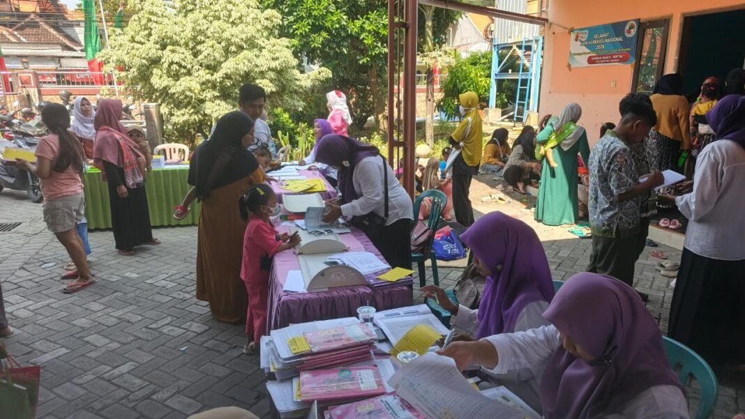 Balai Desa Slempit Ramai Anak-Anak Ikuti Posyandu