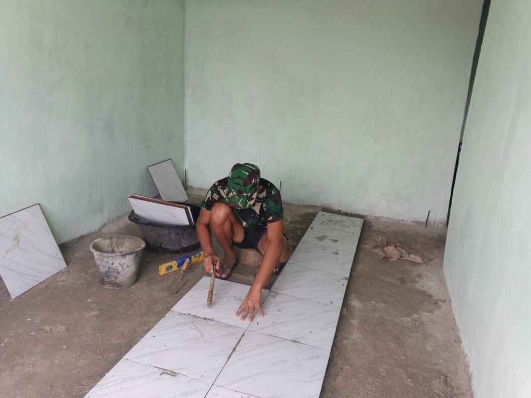 Bangun RTLH, TNI Berkolaborasi dengan Warga Desa Moain