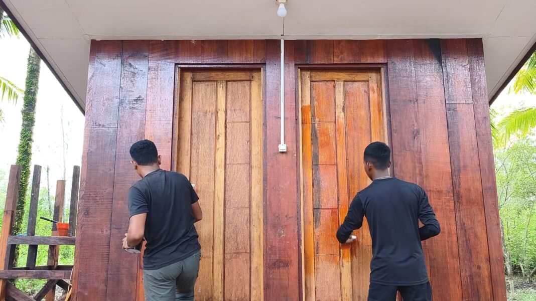 Pengecatan MCK Umum oleh Satgas TMMD: Upaya Tingkatkan Infrastruktur Kampung Keakwa