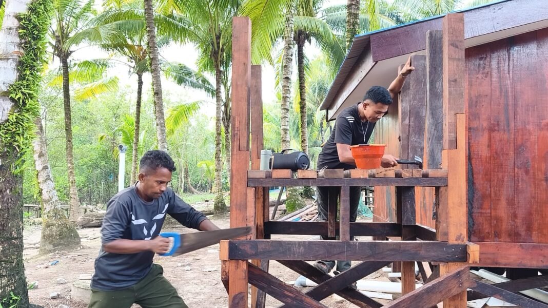 Kerja Bakti Satgas TMMD dalam Pembuatan Rangka Tanpa di Keakwa
