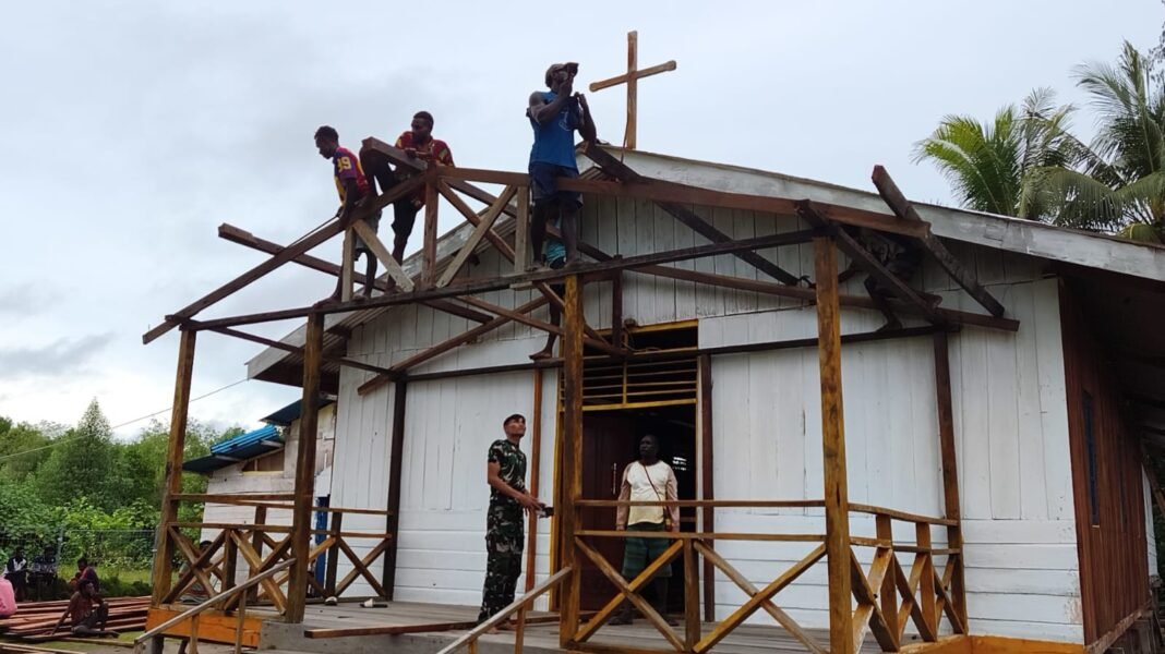 Sinergi Satgas TMMD dan Penduduk Keakwa dalam Rehabilitasi Teras Gereja