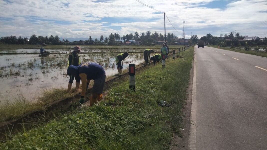 Aksi Bersama Babinsa dan Dinas PU Bersihkan Saluran Air di Dusun Mattiro