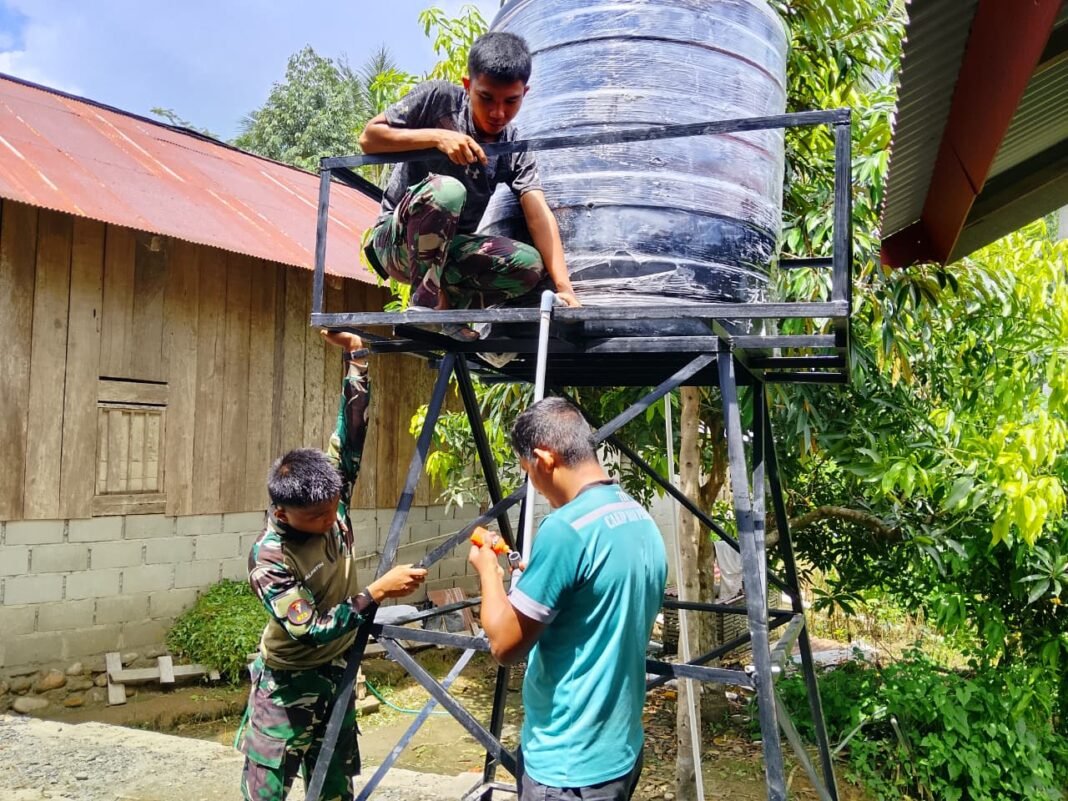 Pemasangan Tandon Air untuk Masyarakat oleh Satgas TMMD Ke-128