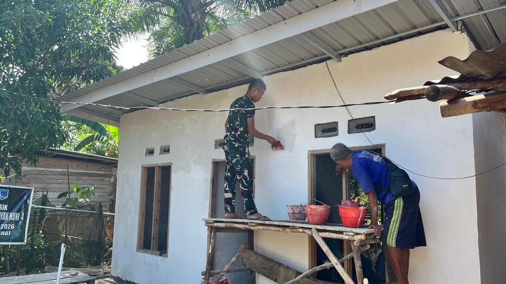 Kegiatan Pengecatan RTLH 4 di Desa Lubuk Tampang oleh Satgas TMMD
