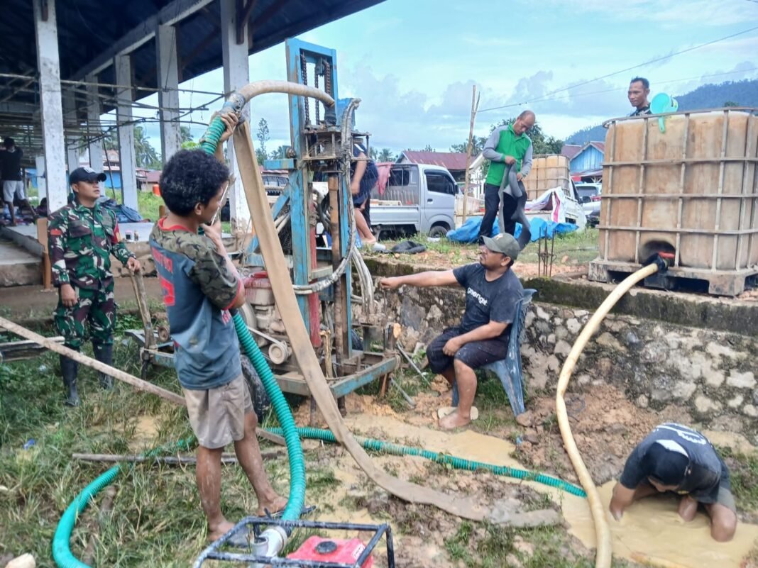 Kerjasama TNI dan Masyarakat dalam Pembuatan Sumur Bor di Amolame