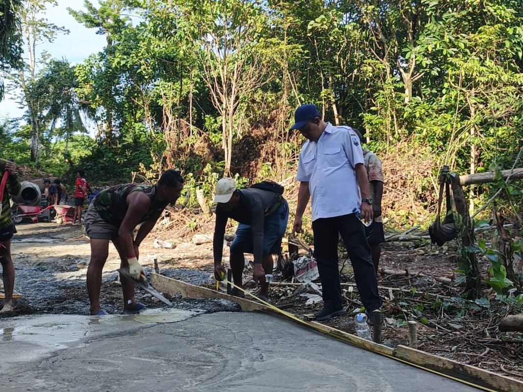 PMK Manokwari Periksa Progres TMMD di Kampung Tanah Rubuh