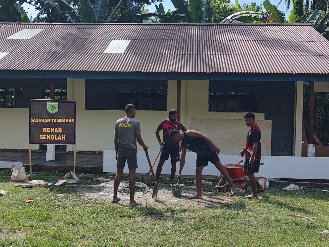 Kerjasama Masyarakat dan TNI dalam Renovasi Sekolah di Manokwari Utara