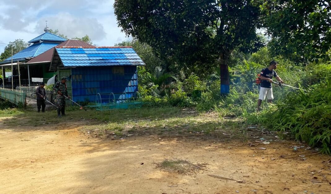 Kolaborasi Antara Babinsa dan Masyarakat di Gotong Royong Masjid