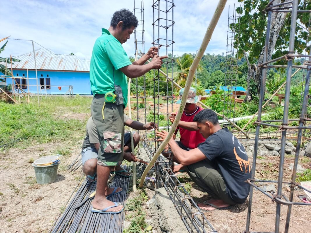 Pemasangan Rangka Besi Bak Air Bersih oleh Satgas dan Warga