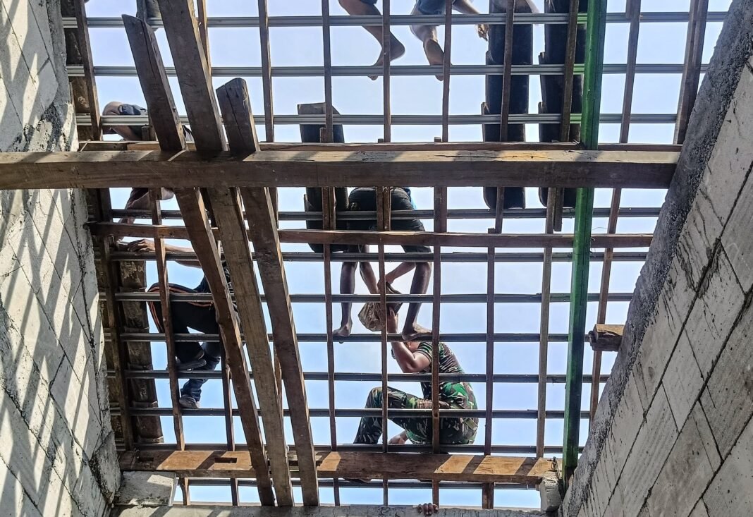 Kehadiran Satgas TMMD di Desa Slempit Bantu Renovasi Rumah Bapak Sumaun