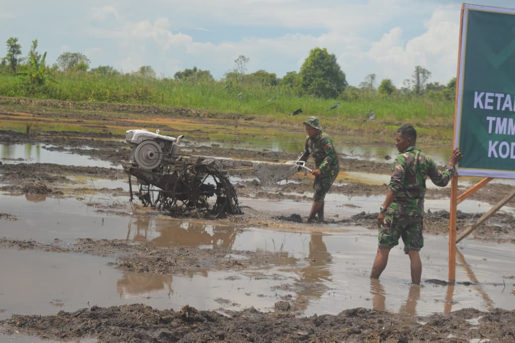 Sinergi TNI dan Petani dalam TMMD Ke-128 di Desa Sungai Hijau