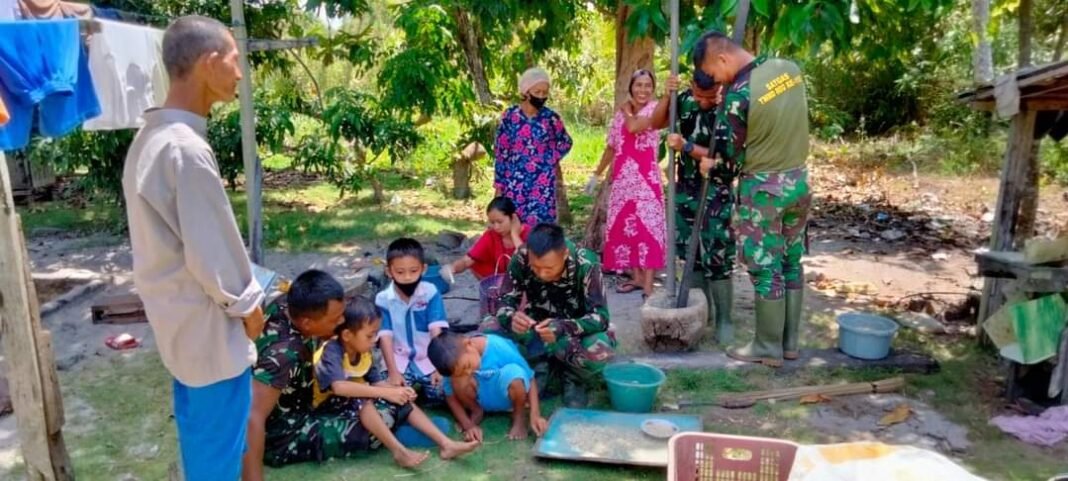 Canda Tawa Warnai Kebersamaan Satgas TMMD dengan Warga Desa Sungai Hijau
