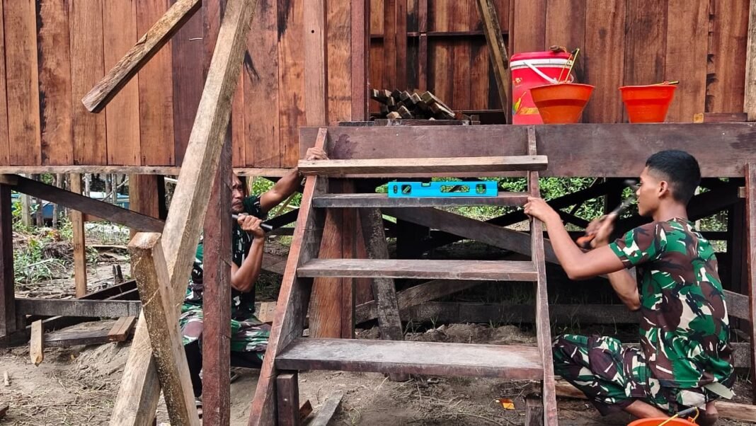 Satgas TMMD Kodim 1710/Mimika Lanjutkan Pemasangan Tangga di Keakwa