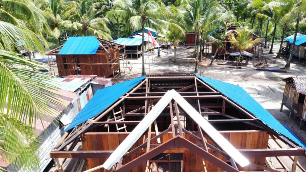 Kodim 1710/Mimika Teruskan Pemasangan Atap TMMD