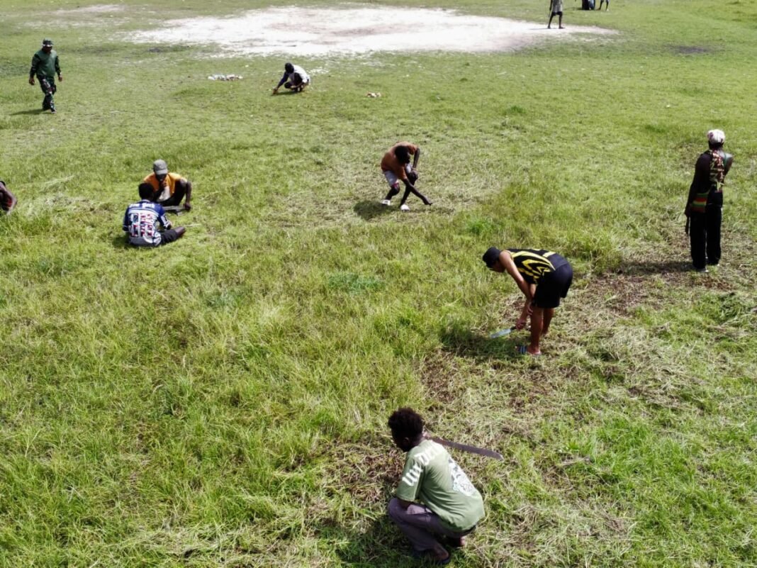 Kerjasama Masyarakat dan Satgas TMMD, Bersihkan Lapangan Bersama