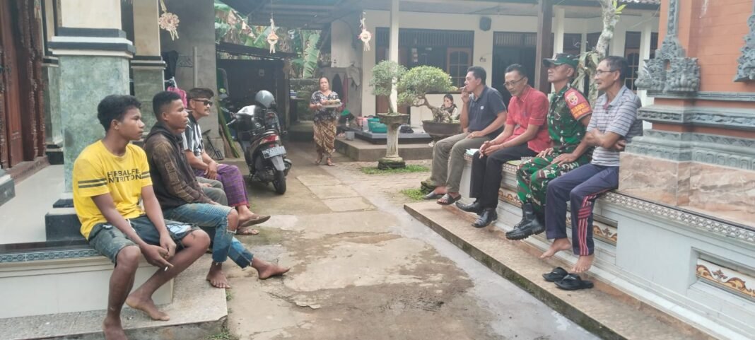Babinsa Bersama Warga Banjar Serokadan Gelar Komsos