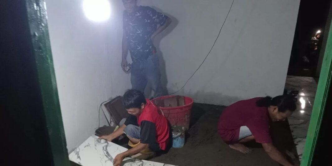 Pemasangan Keramik RTLH 1 Dikejar Hingga Malam