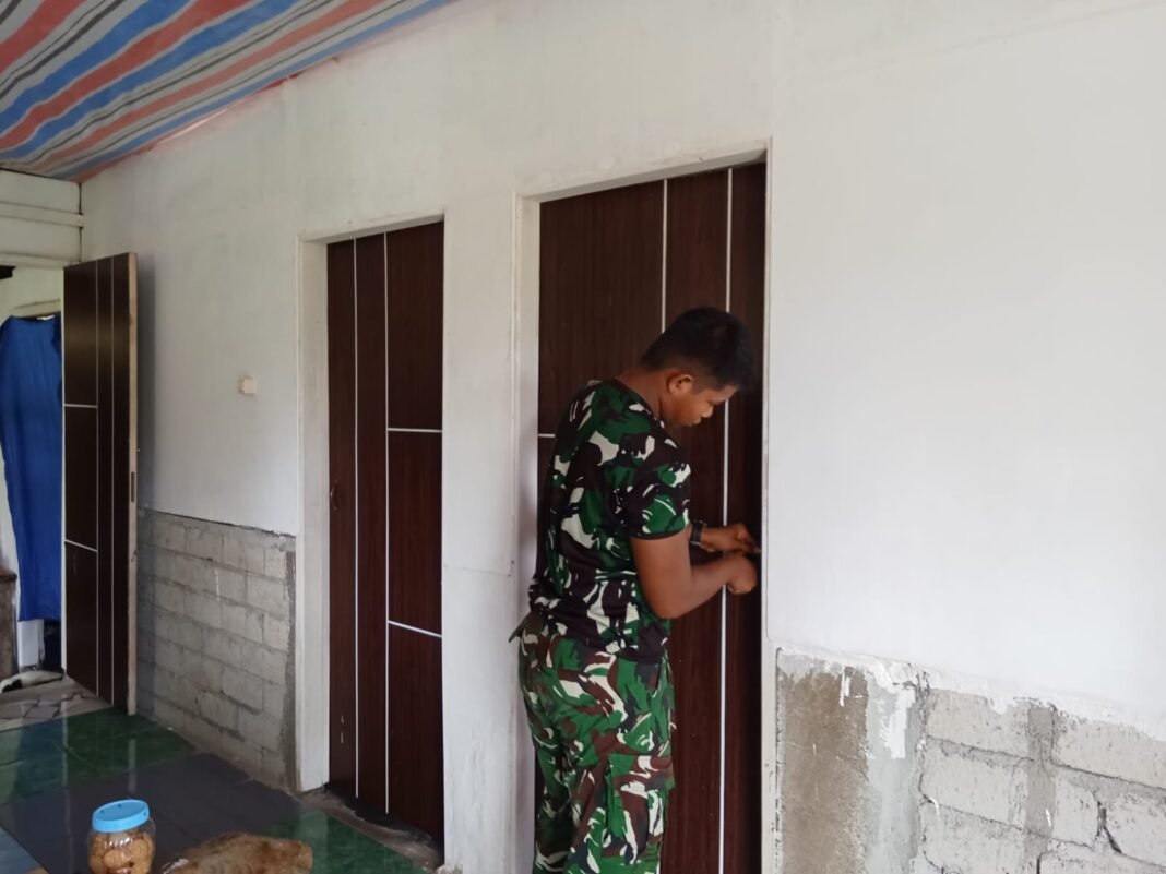 TMMD ke-128: Pemasangan Kunci Pintu Rumah Warga oleh Kodim 1306/Palu